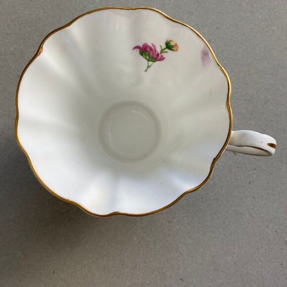 Vintage Gladstone Chrysanthemum Scalloped Gold Trim Teacup and Saucer Set, 1960 - Picture 4 of 7